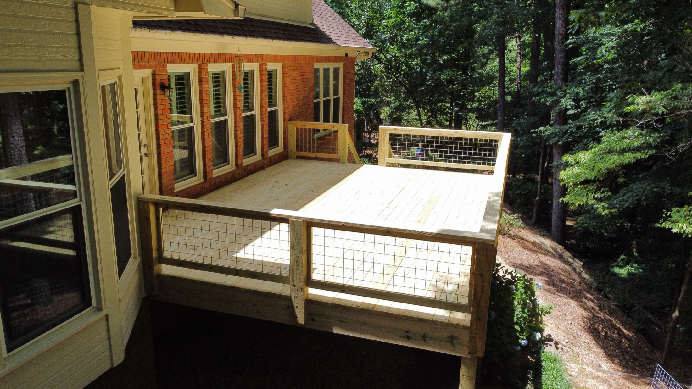 Deck with hog-wire railing built by Redbone Woodworks
