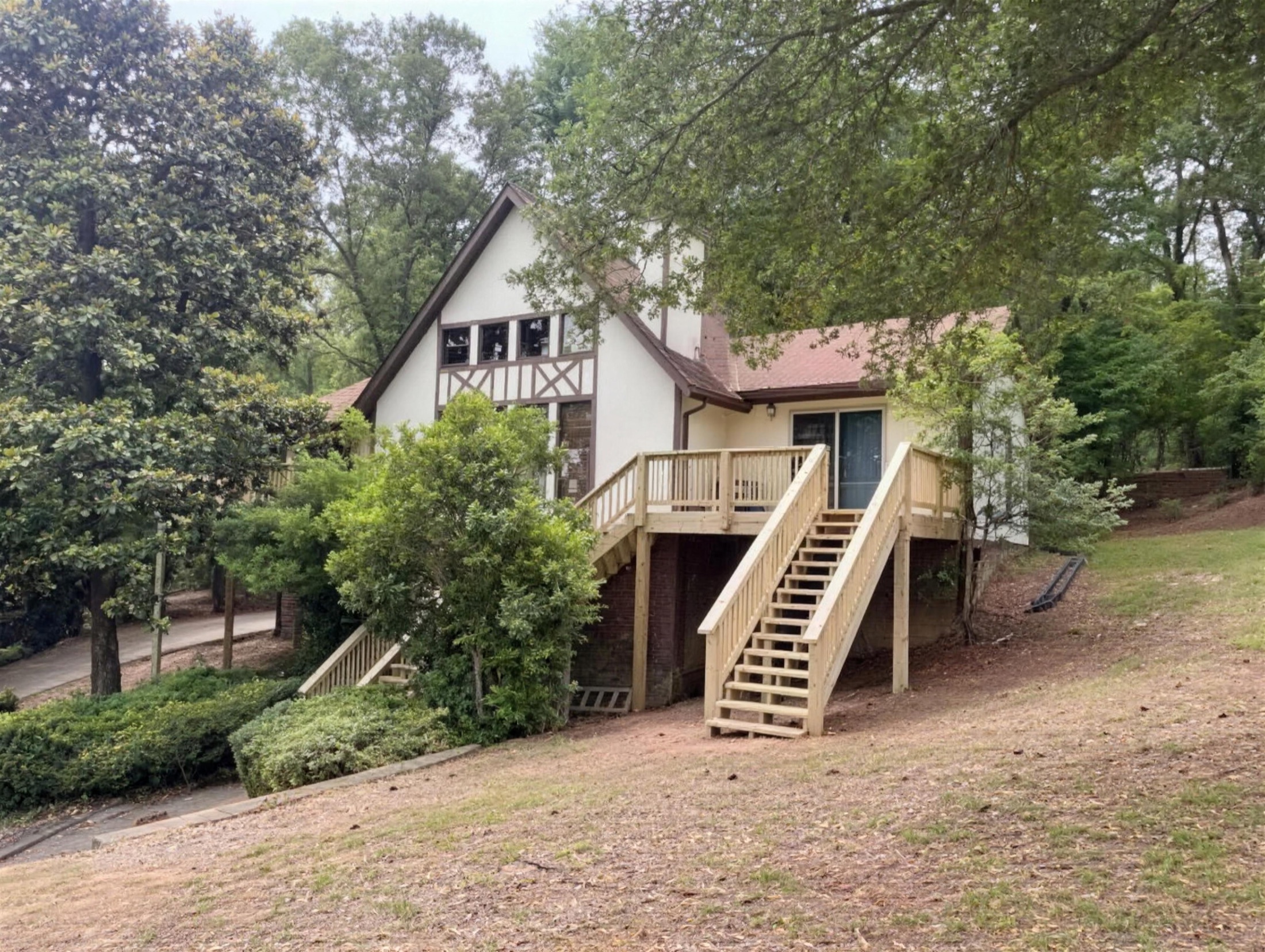 Deck with cattle-panel railing built by Redbone Woodworks
