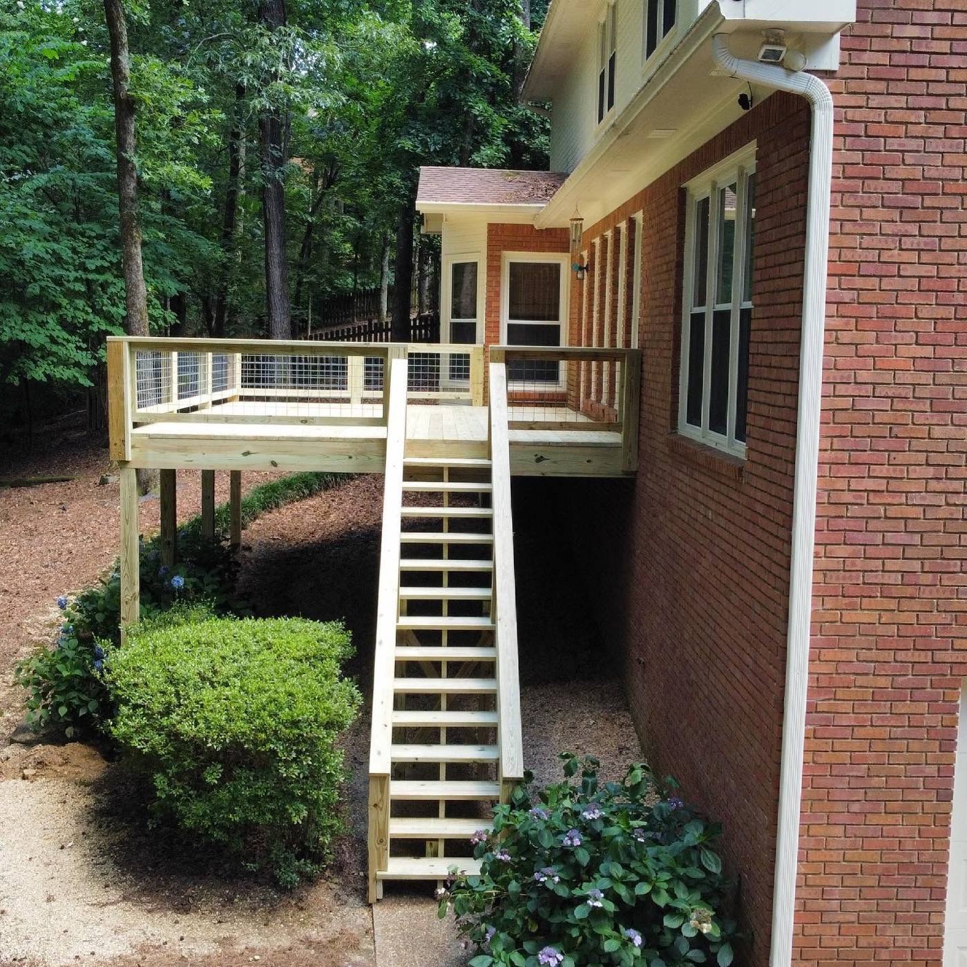 Deck with hog-wire railing and staircase built by Redbone Woodworks
